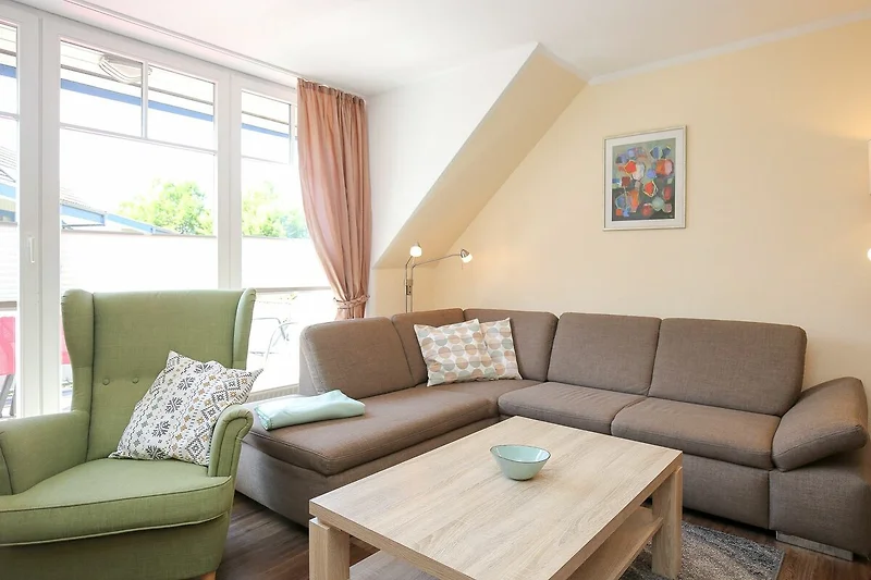 Wohnzimmer mit Sofaecke und Sessel