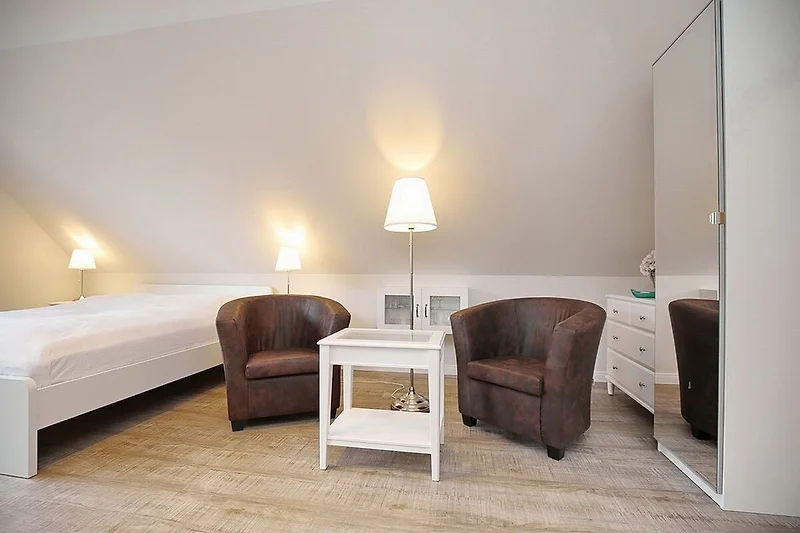 Wohnzimmer mit Sitzecke und Kleiderschrank