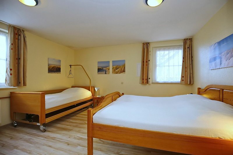 Schlafzimmer mit Doppelbett und Pflegebett