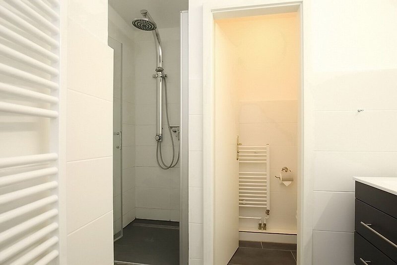 Badezimmer mit Dusche und separatem WC