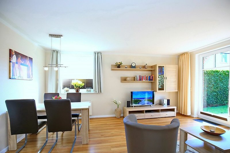 Wohnzimmer mit Sesseln, TV und Essbereich