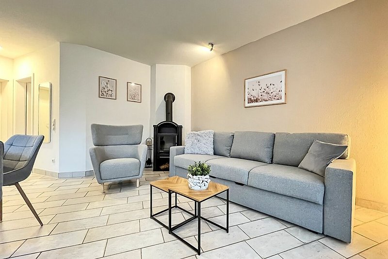Wohnzimmer mit Sofaecke und Kamin