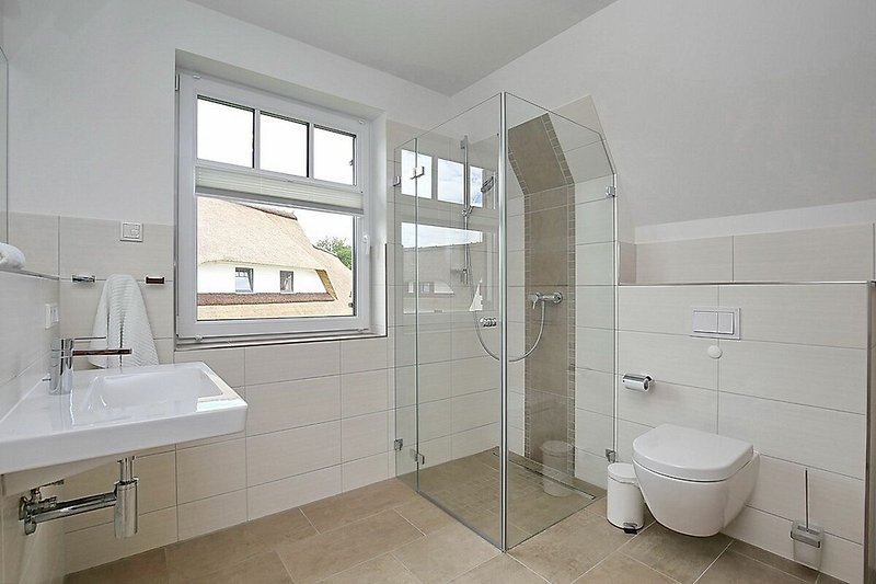2. Badezimmer mit Duschkabine, Waschbecken und WC