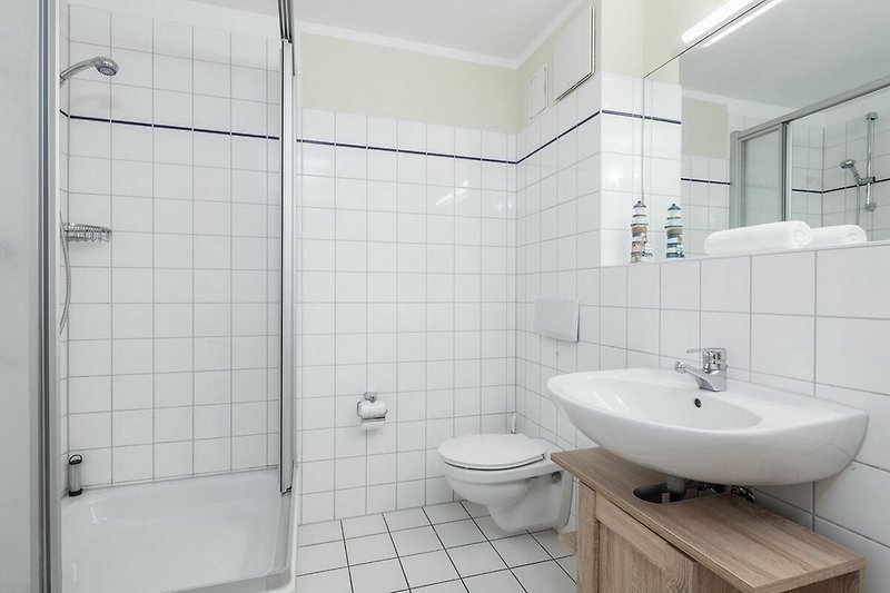Badezimmer mit Dusche, WC und Waschbecken