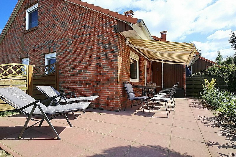 Terrasse mit Sonnenliegen und Sitzgruppe