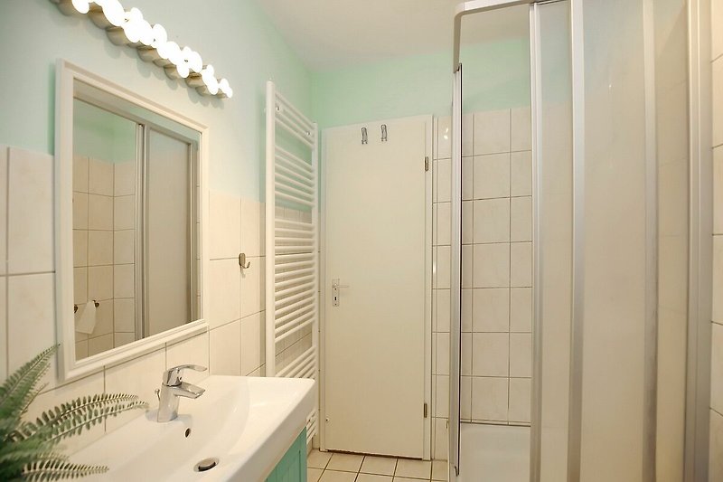 1. Badezimmer im Erdgeschoss mit Dusche