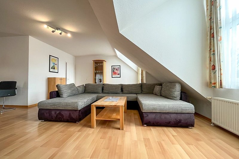 Wohnzimmer mit Blick zum Sofa