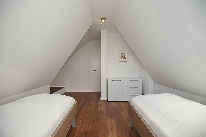 3. Schlafzimmer mit Doppelbett und Kommode