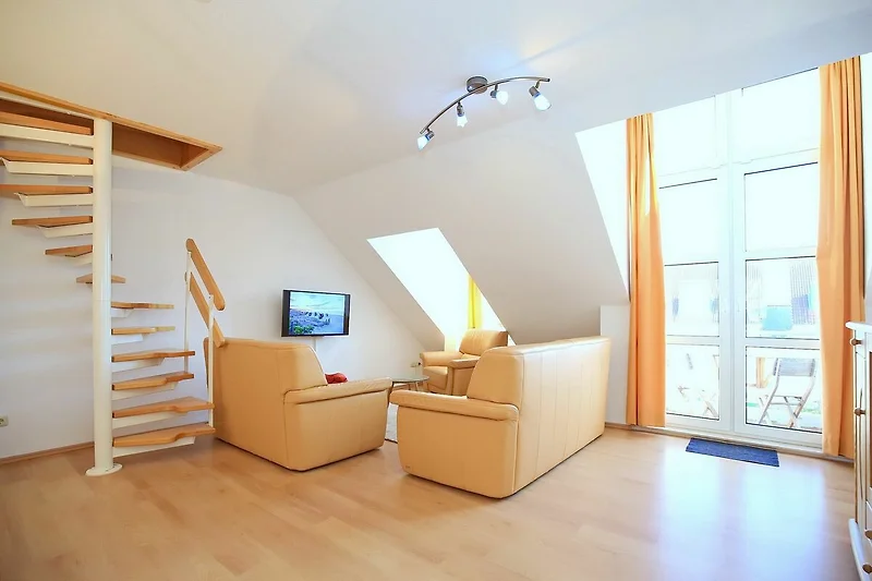 Wohnzimmer mit Zugang ins Dachgeschoss
