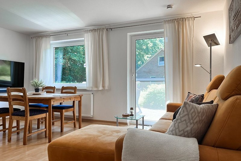 Wohnzimmer mit Sitzecke und TV