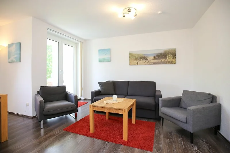 Wohnzimmer mit Sofa und Sessel