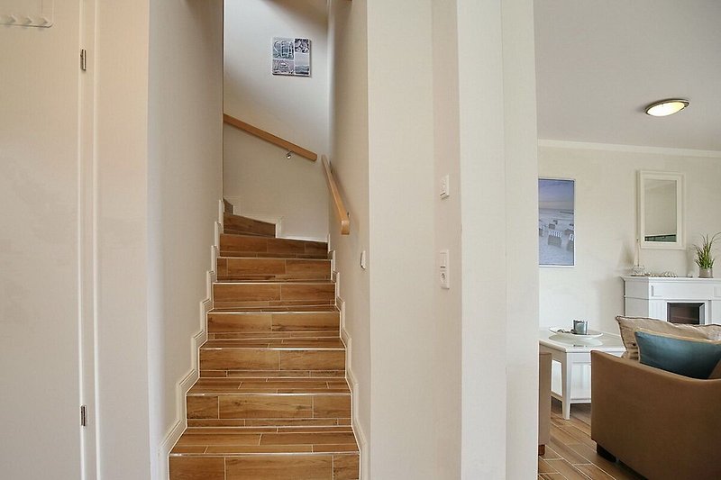 Treppenaufgang zum Obergeschoss mit Blick ins Wohnzimmer