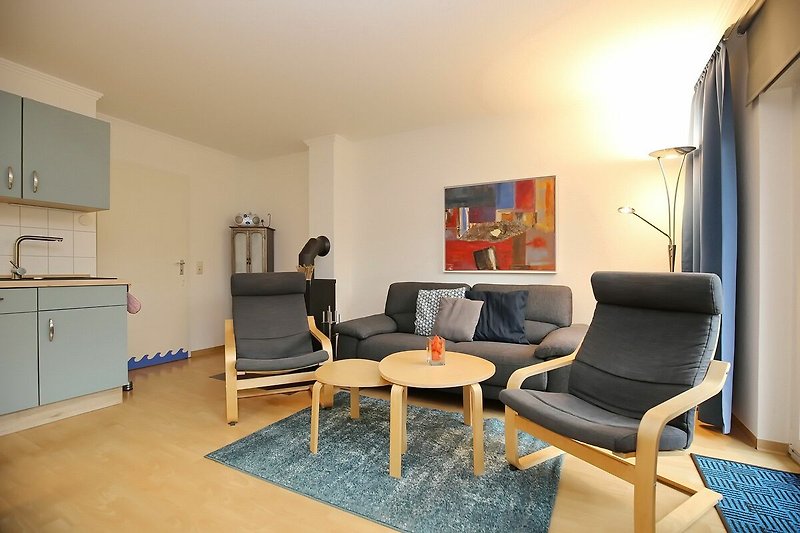 Wohnzimmer mit Sofa und zwei Sesseln