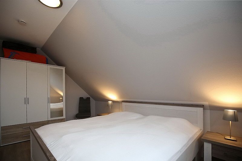 drittes Schlafzimmer mit Doppelbett und Kleiderschrank