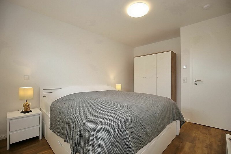 1.Schlafzimmer mit Doppelbett und Kleiderschrank