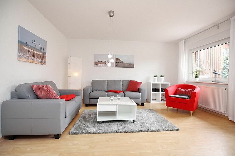 Wohnzimmer mit Sofas und Sessel