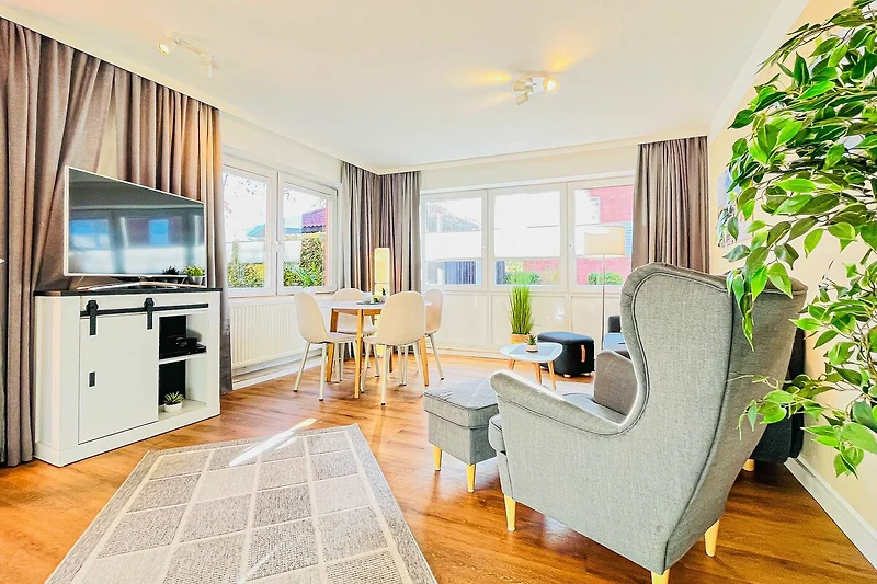 Wohnzimmer mit Sitzecke und TV