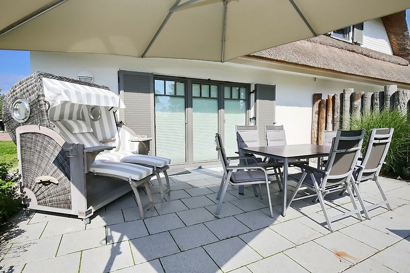 Terrasse mit Sitzecke und Strandkorb
