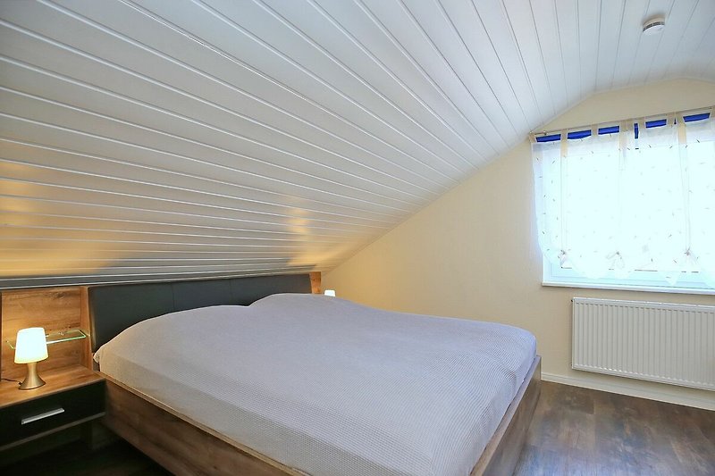 zweites Schlafzimmer mit Doppelbett im Dachgeschoss