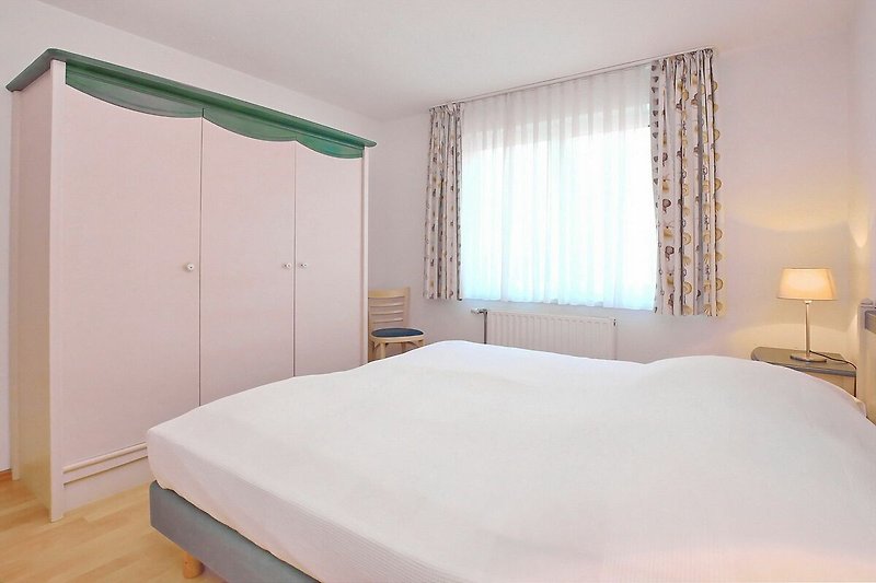 Schlafzimmer mit Einzelbetten und Kleiderschrank