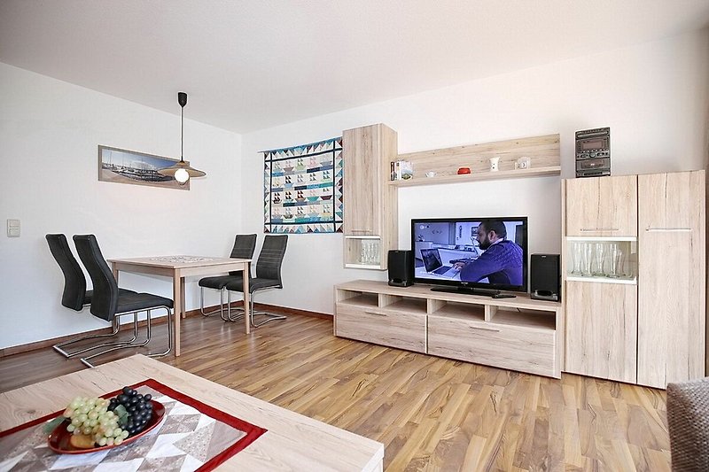 Wohnzimmer mit Essbereich und TV