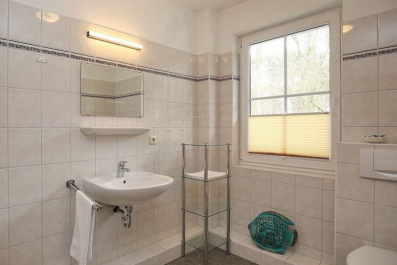 Duschbad mit Waschbecken und Fenster