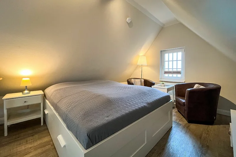 Wohnzimmer mit Doppelbett