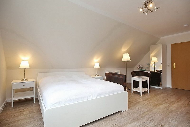 Wohnzimmer mit Doppelbett