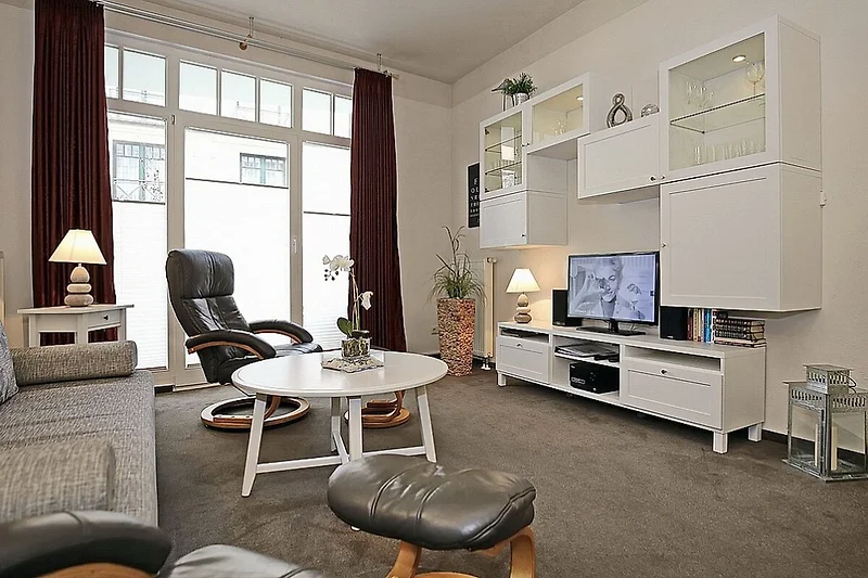 Wohnzimmer mit Schlafcouch und TV