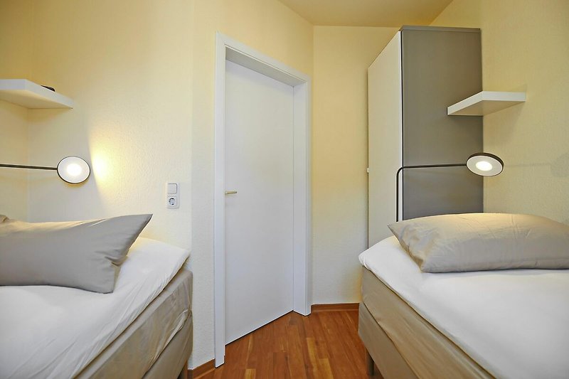 2. Schlafzimmer mit 2 Einzelbetten und Kleiderschrank