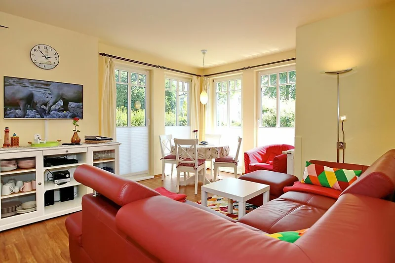 Wohnzimmer mit Sofa und TV