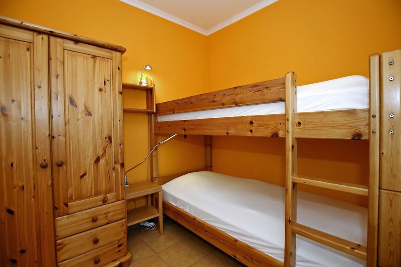 zweites Schlafzimmer mit Etagenbett und Kleiderschrank