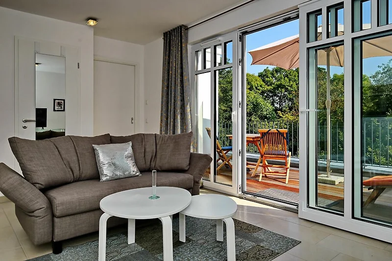 Wohnzimmer mit Blick zum Balkon