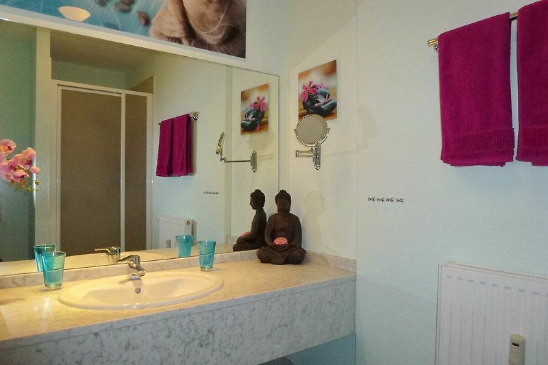 Badezimmer mit Waschbecken und Spiegel