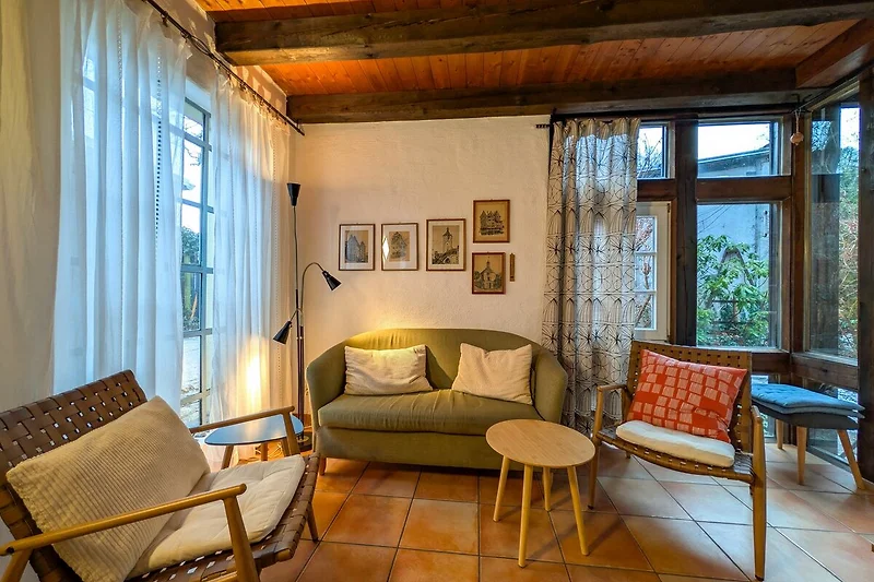 Wohnzimmer mit Sofa und Sitzmöglichkeiten