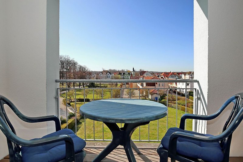 Balkon mit Gartenmöbeln und Blick zum Park