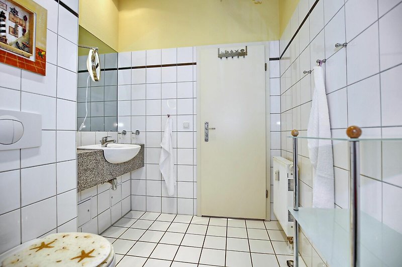 Badezimmer mit Waschbecken und WC