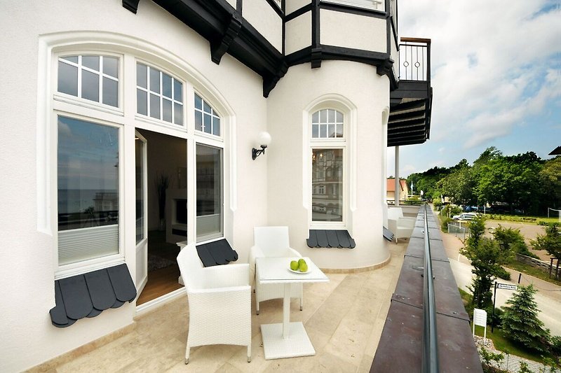 Balkon mit Nord-Ausrichtung und Gartenmöbeln