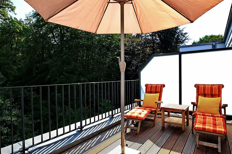 Balkon mit Sonnenschirm