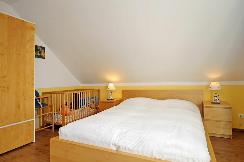 2. Schlafzimmer mit Kleiderschrank