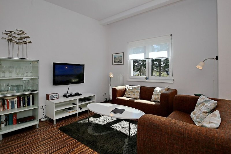 Wohnzimmer mit Sitzecke und TV