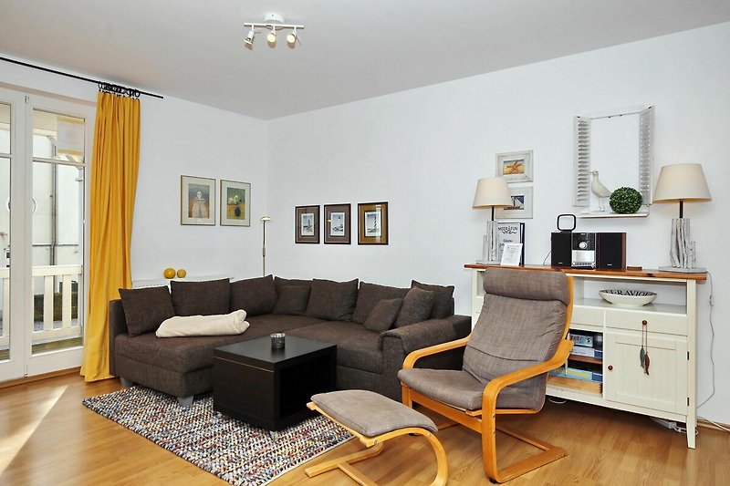 Wohnzimmer mit Sofaecke und Sessel