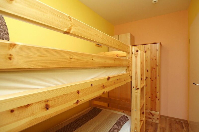 2. Schlafzimmer mit Etagenbett und Kleiderschrank