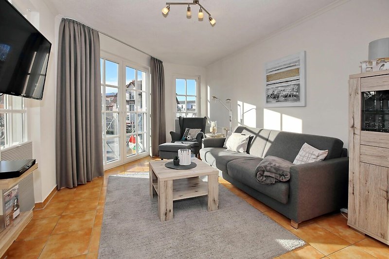 Wohnzimmer mit Schlafcouch und Lesesessel