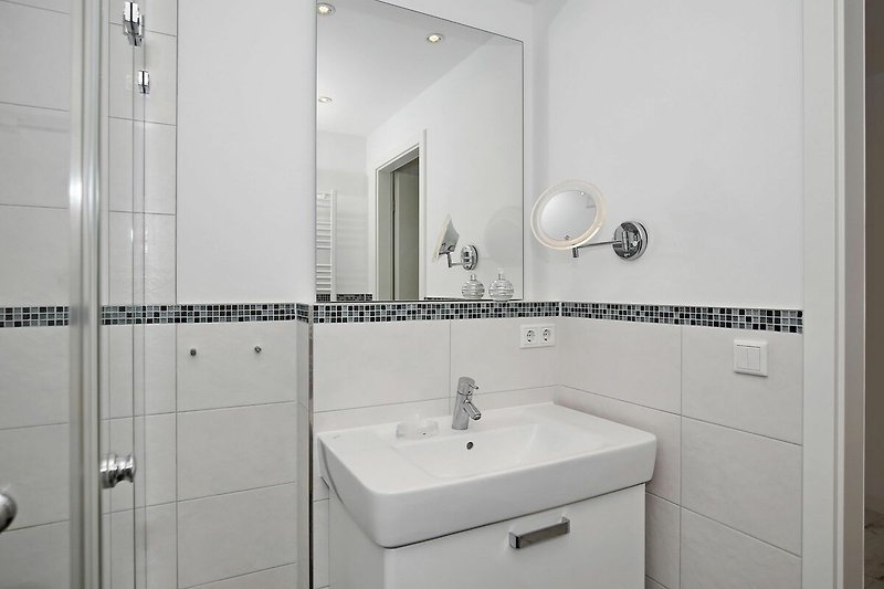 Duschbad mit Waschbecken und Spiegel