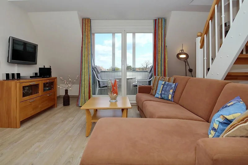 Wohnzimmer mit Sitzecke und TV