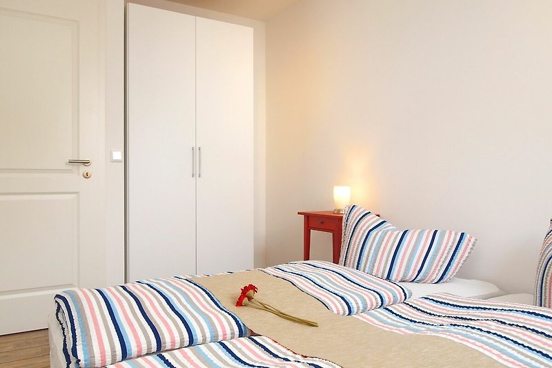 2. Schlafzimmer mit Doppelbett und Kleiderschrank