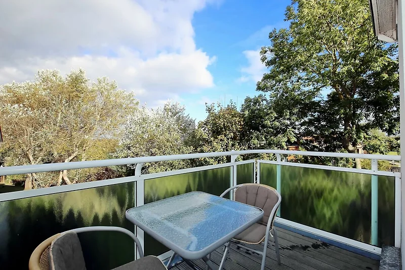 Balkon mit Gartenmöbeln