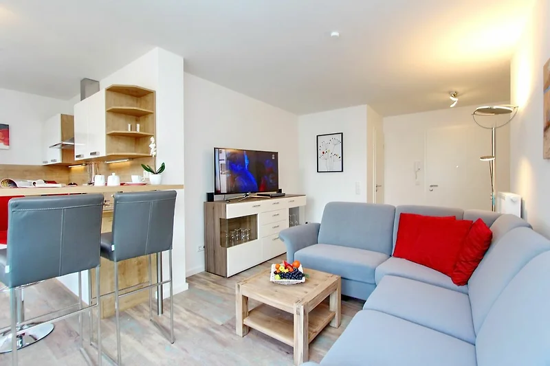 Wohnzimmer mit Schlafcouch und TV