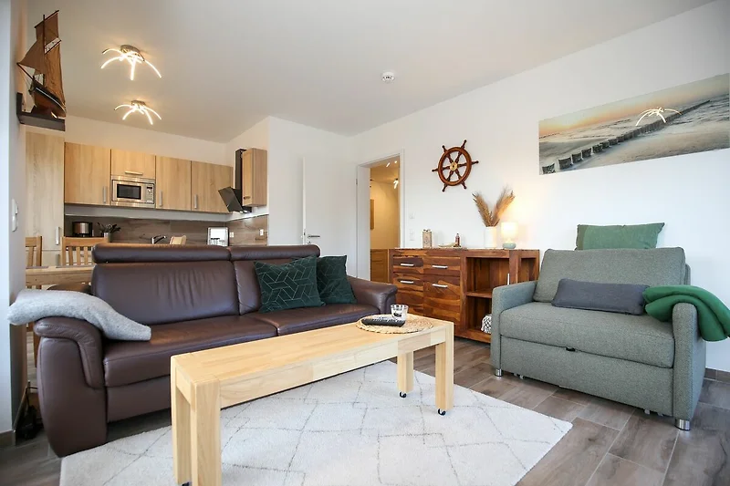 Wohnzimmer mit Sofa und Schlafsessel